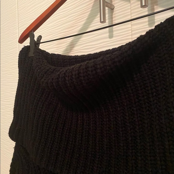 Off-shoulder Chunky Knit Sweater - Picture 3 of 4